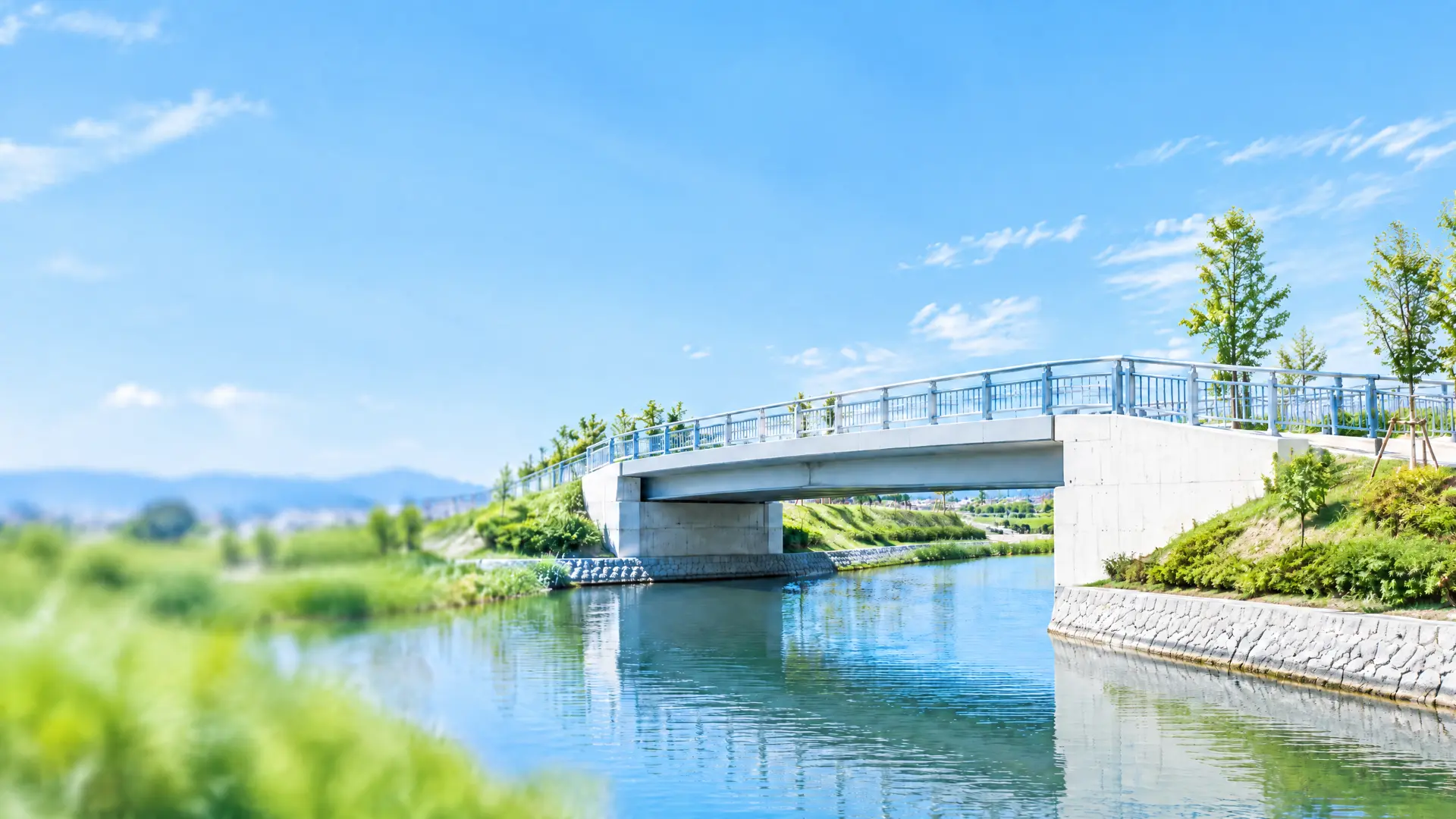 青空のもと川に架かる橋の土木工事